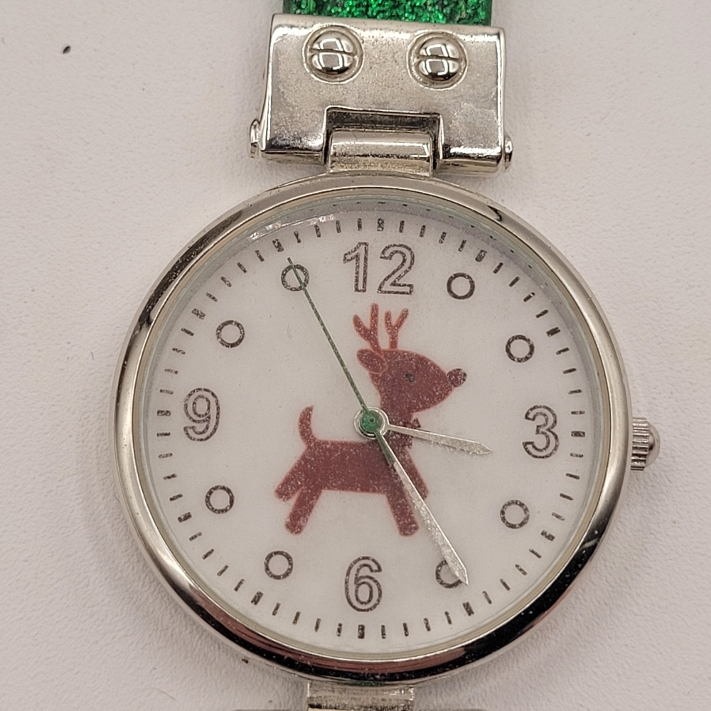 Women's ReinDeer Classic‎ Christmas Holiday Theme Green Strap Watch New Battery